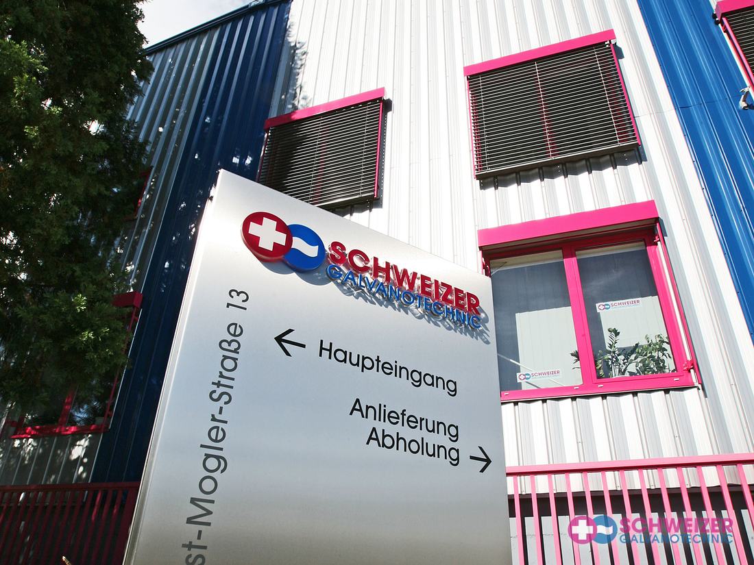 Wegweiser an der August-Mogler-Straße 13: Haupteingang links, Anlieferung und Abholung rechts