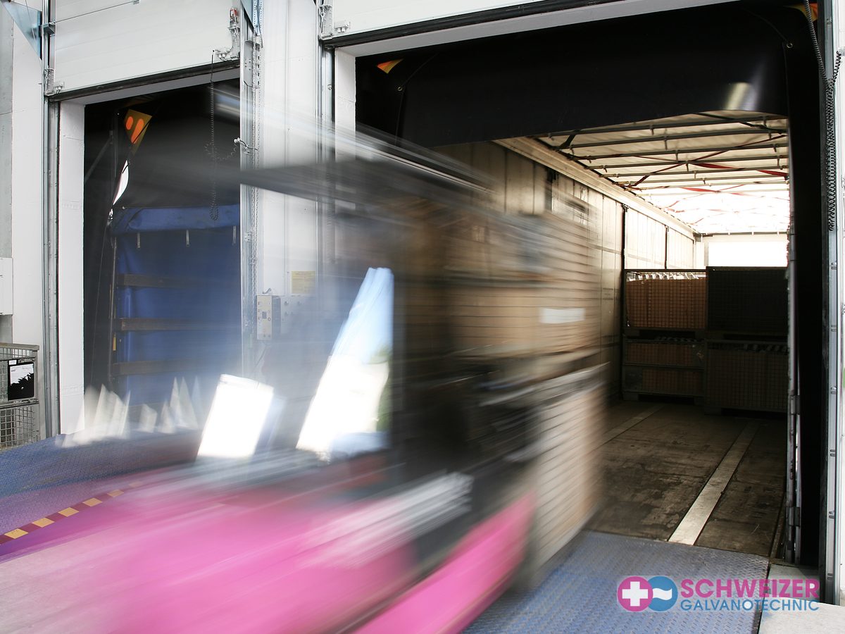 Verladung an der Lkw-Rampe der Logistikhalle: Stapler am Lkw-Auflieger