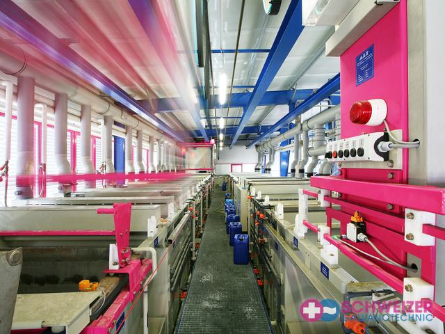 Galvaniklinie im Betrieb