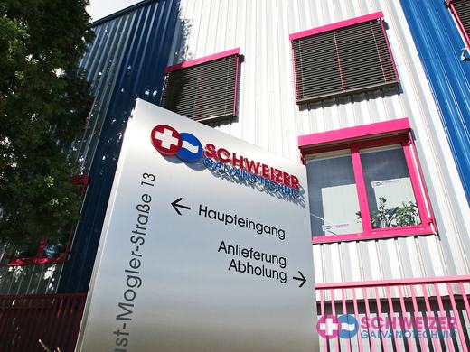 Wegweiser August-Mogler-Straße 13: Haupteingang und Anlieferung