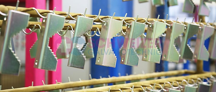 Passivierte Blechteile am Warengestell